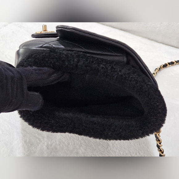 CHANEL Classic lambskin and shearling muff handbag quilted Handwarmer Chain bag - Picture 9 of 16
